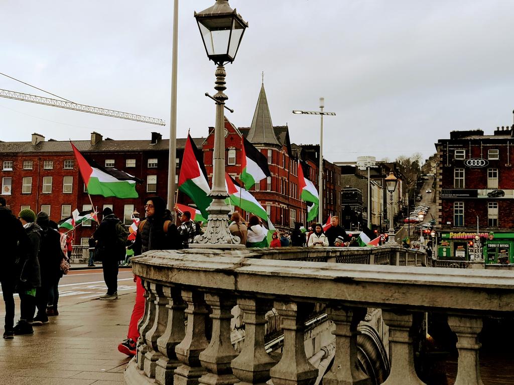 BillymacGill's tweet photo. STREET PHOTOGRAPHY CORK PHOTO COPYRIGHT BILLY macGill
30 /12/23...Cork Palestine Supporters on St Patrick's Bridge Cork today. #corkhidden #Corkhistory #cba #failteireland #irishexaminer #corkcitycouncil #corktoday #purecork #wearecork #westcork #failteireland #wildatlanticway https://t.co/gK3zR0GgXv