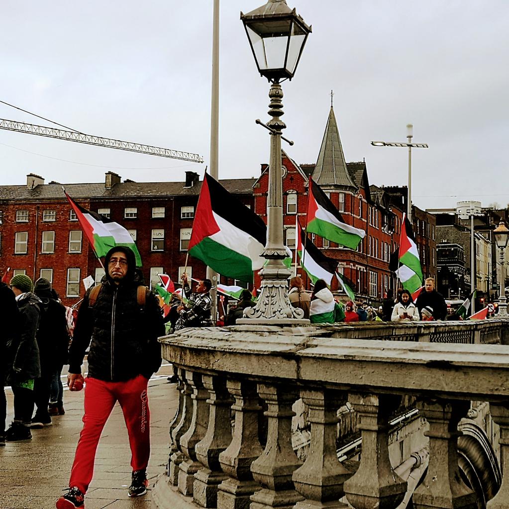 BillymacGill's tweet photo. STREET PHOTOGRAPHY CORK PHOTO COPYRIGHT BILLY macGill
30 /12/23...Cork Palestine Supporters on St Patrick's Bridge Cork today. #corkhidden #Corkhistory #cba #failteireland #irishexaminer #corkcitycouncil #corktoday #purecork #wearecork #westcork #failteireland #wildatlanticway https://t.co/gK3zR0GgXv