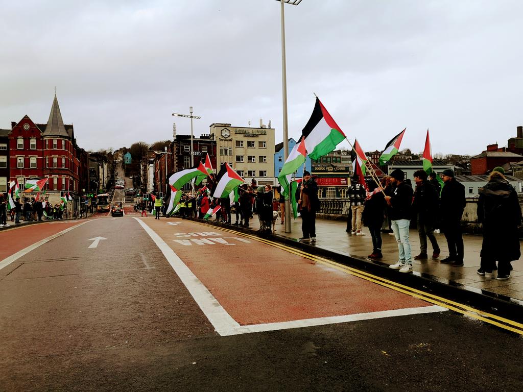 BillymacGill's tweet photo. STREET PHOTOGRAPHY CORK PHOTO COPYRIGHT BILLY macGill
30 /12/23...Cork Palestine Supporters on St Patrick's Bridge Cork today. #corkhidden #Corkhistory #cba #failteireland #irishexaminer #corkcitycouncil #corktoday #purecork #wearecork #westcork #failteireland #wildatlanticway https://t.co/gK3zR0GgXv