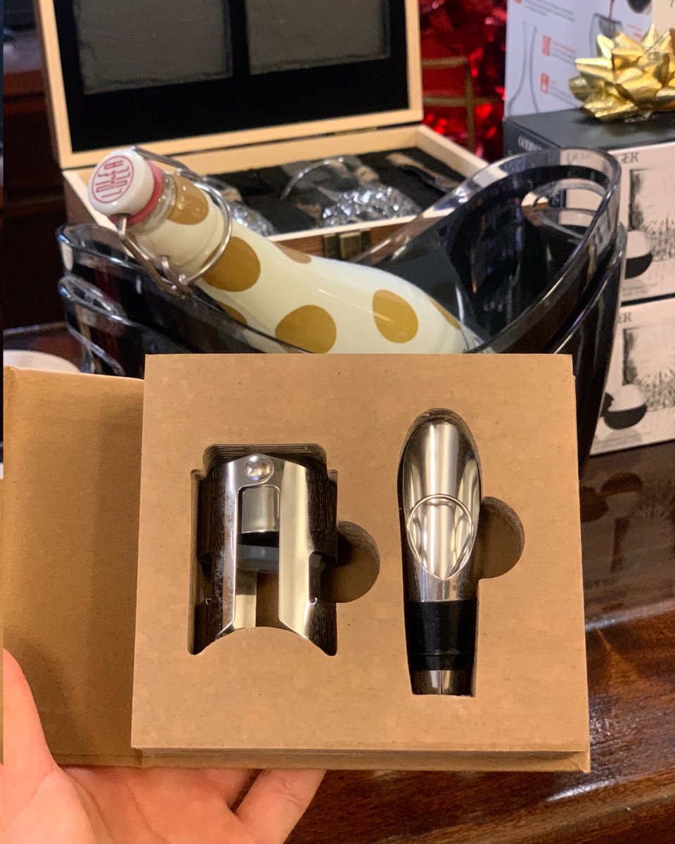 ChicagoBarStore's tweet photo. Champagne is one of the elegant extras in life  🥂 🍾 Are we right? 
This Champagne kit set includes pourer and stopper. Available in store! 

#chicagobarstore #chicagobarshop #cheersto2024 #champagnekit #bartools https://t.co/s6QFWcK97z