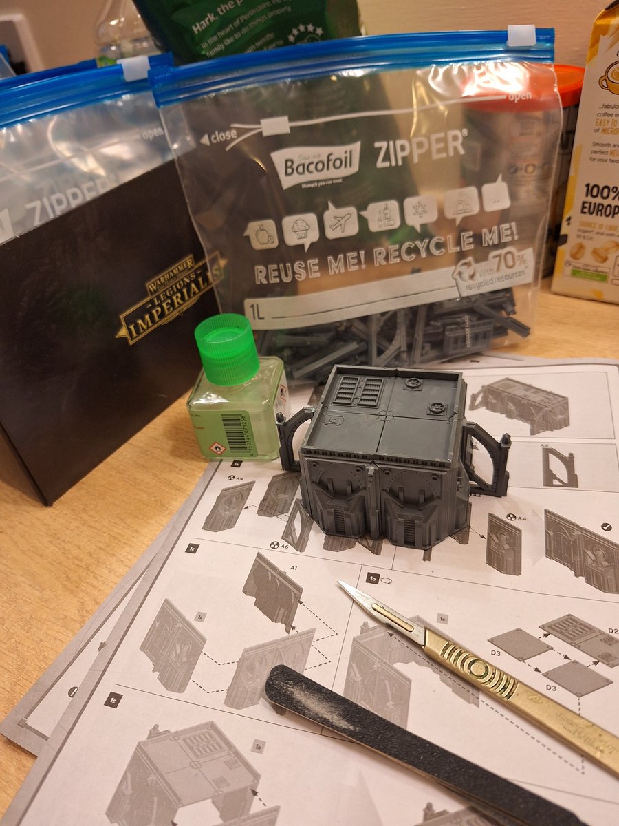 SJDKEY's tweet photo. #Hobbystreak Day 1100 Made a start on the civitas imperialis  #legioatarus #housemortimer #legionsimperialis #epicspacemarine #solarauxilia #paintingwarhammer #paintingcitadel #warhammer #warhammer40k #firstlegion #darkangels https://t.co/qrlNYQIJKU