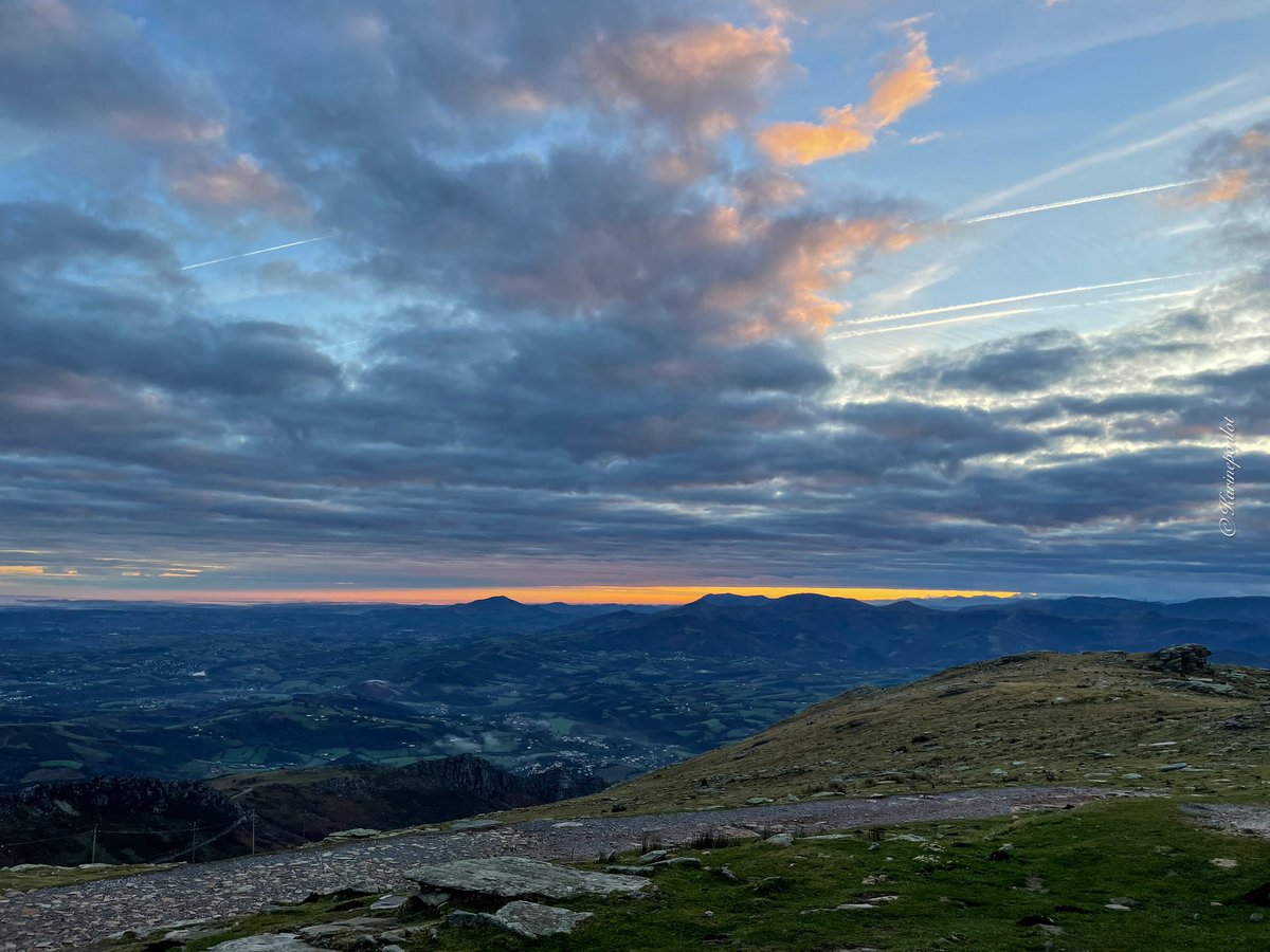 Au sommet de la rhune avant le 🌞
Le kiff absolu 🤩
#BaladeSympa #MagnifiqueFrance #paysbasque #pyrenees