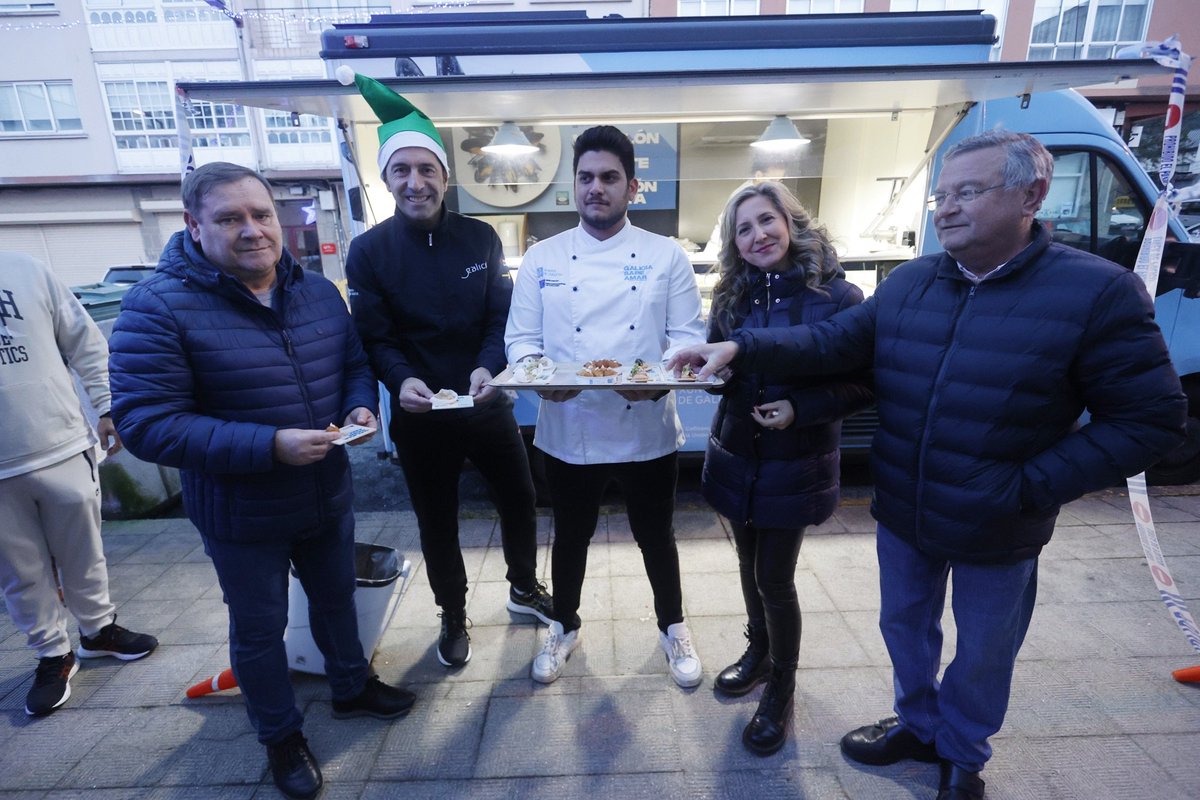 🌊 O conselleiro do Mar, @AlfonsoVillares, participu hoxe IX Carreira Popular San Silvestre en Fene e visitou despois, xunto coa delegada territorial da Xunta en Ferrol, @MartinaAneiros, a 'foodtruck' de GALICIA SABE AMAR que levou ata alí os petiscos do mar galegos.