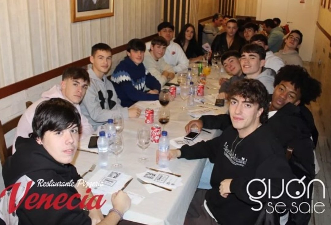martaalvaarez's tweet photo. Cena de navidad! 🏀💜 #JUNIORMASC @CbgNoega https://t.co/Fua1kgE70q