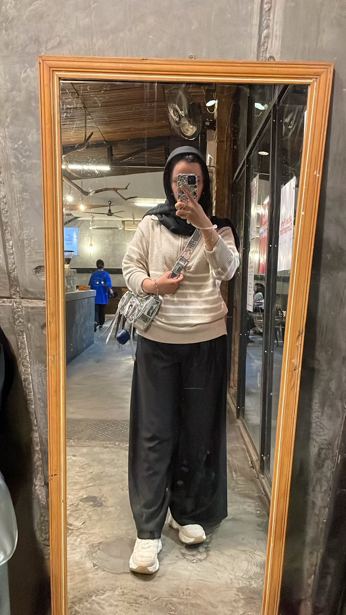 moncheriyoo's tweet photo. @ohmybeautybank Sama nder aku malah punya hip dips juga jd ga pede klo bajunya dituck in, formulanya kalo aku pake kulot besar bajunya ga oversize, kulot sedang bisa pake baju apa aja, celana pensil bajunya oversize (nutup pantat). I always mix with black cuz it makes me smaller https://t.co/xJVAyfdWBL