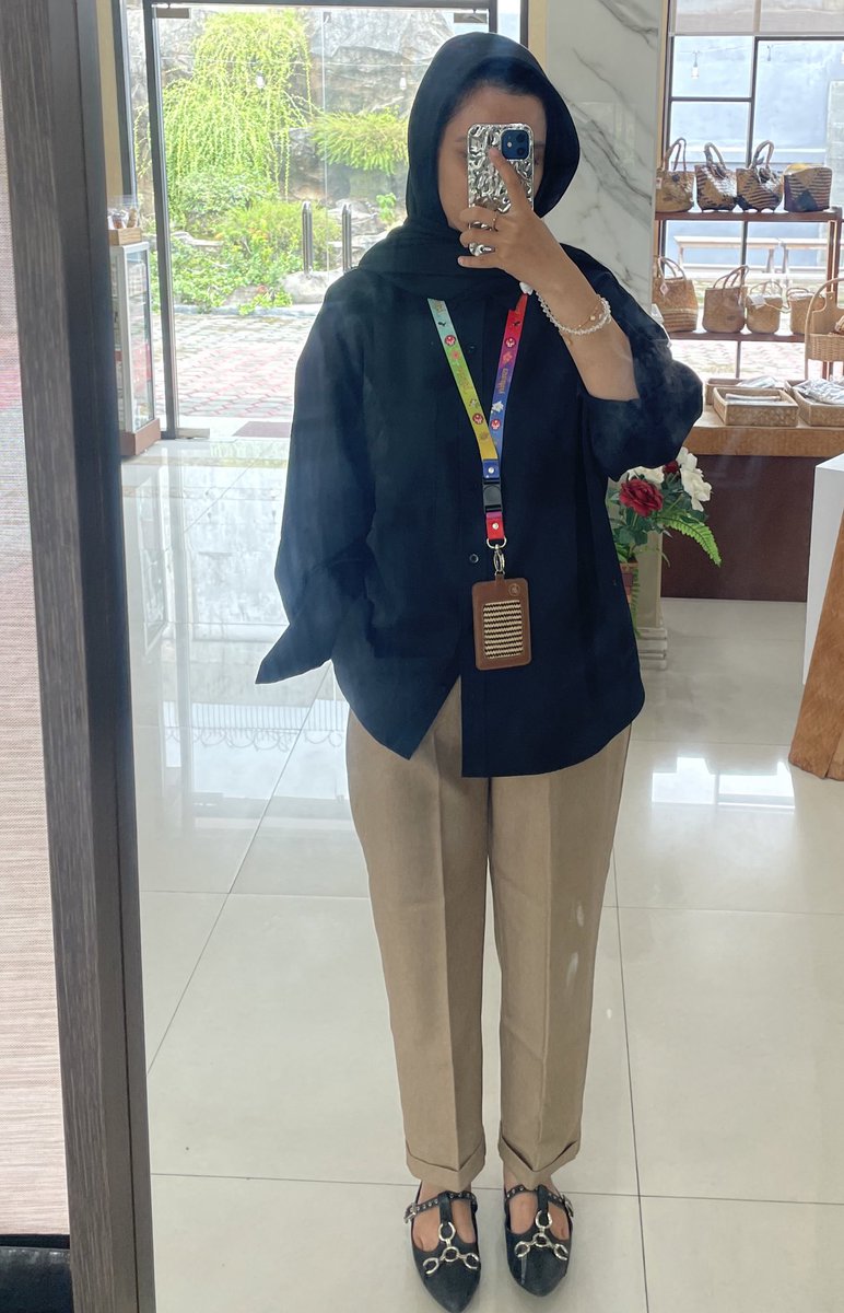 moncheriyoo's tweet photo. @ohmybeautybank Sama nder aku malah punya hip dips juga jd ga pede klo bajunya dituck in, formulanya kalo aku pake kulot besar bajunya ga oversize, kulot sedang bisa pake baju apa aja, celana pensil bajunya oversize (nutup pantat). I always mix with black cuz it makes me smaller https://t.co/xJVAyfdWBL