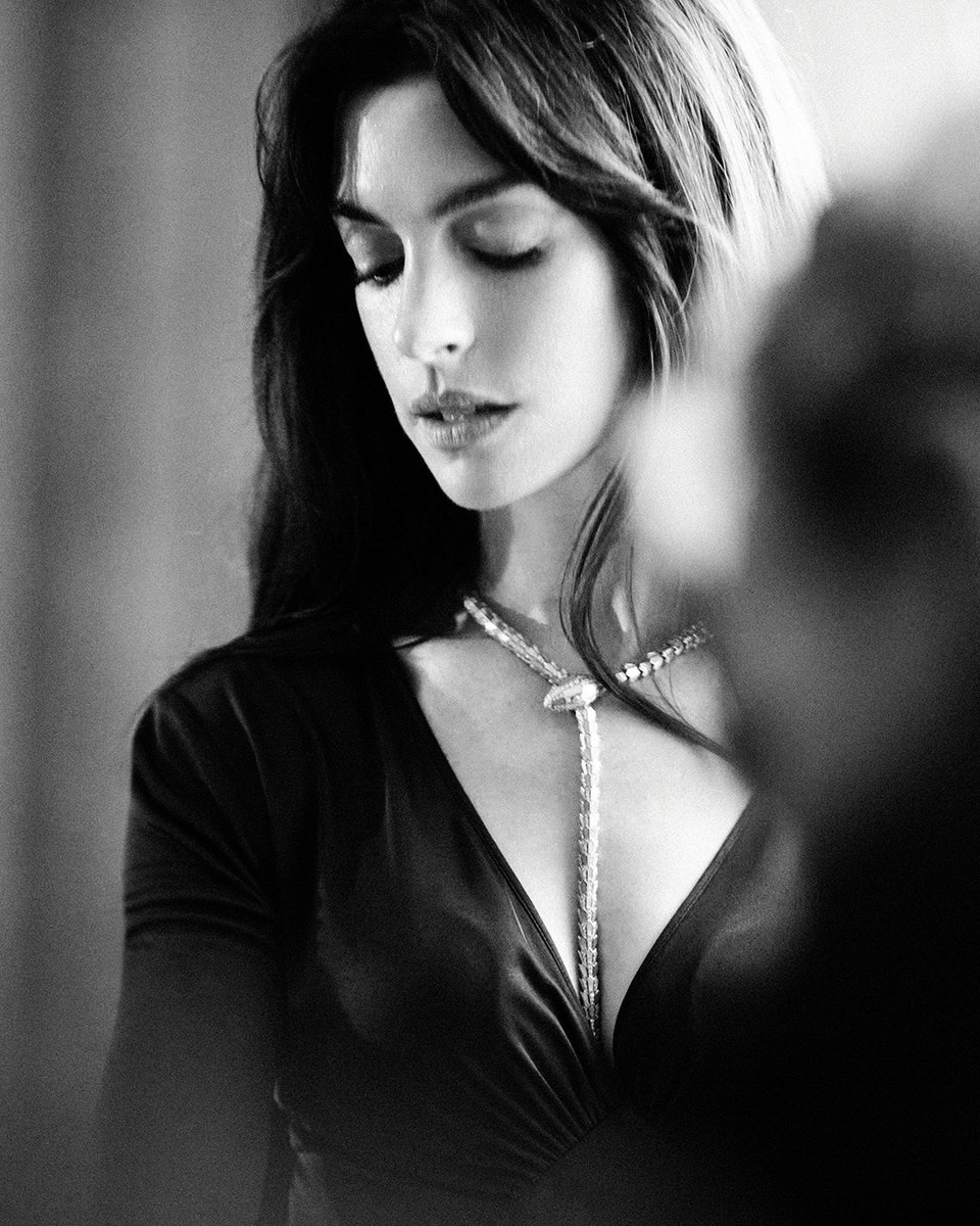 Bulgariofficial's tweet photo. Global Brand Ambassador, Anne Hathaway, wraps herself in anticipation of a magnificent year ahead with Bulgari’s icon of rebirth, the Serpenti emblem. #MagnificentWonders #TimeForMagnificence #HolidaySeason https://t.co/LTACigjhJ2 https://t.co/n6unscsjYJ