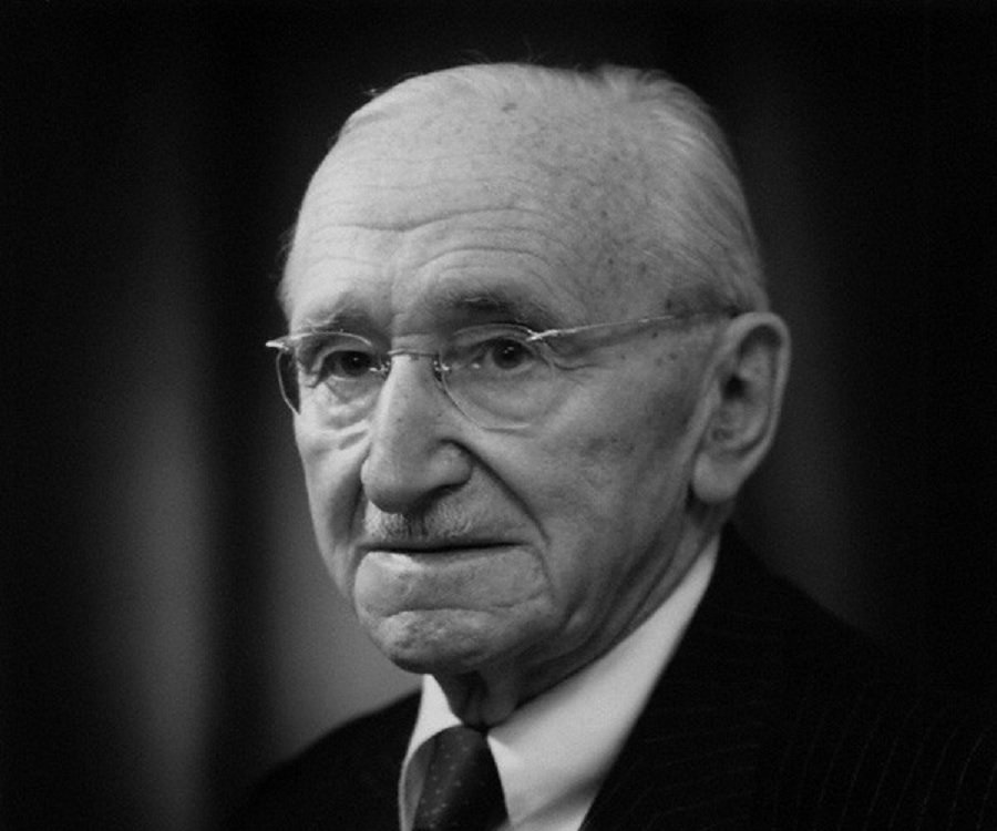 Hoy, hace 125 años, nacía Friedrich von Hayek en Viena, Austria, discípulo de von Mises, economista, jurista y filósofo, Premio Nobel en 1974 y autor, entre otros, de “Camino de Servidumbre” (1944) y “Los Fundamentos de la Libertad” (1960)