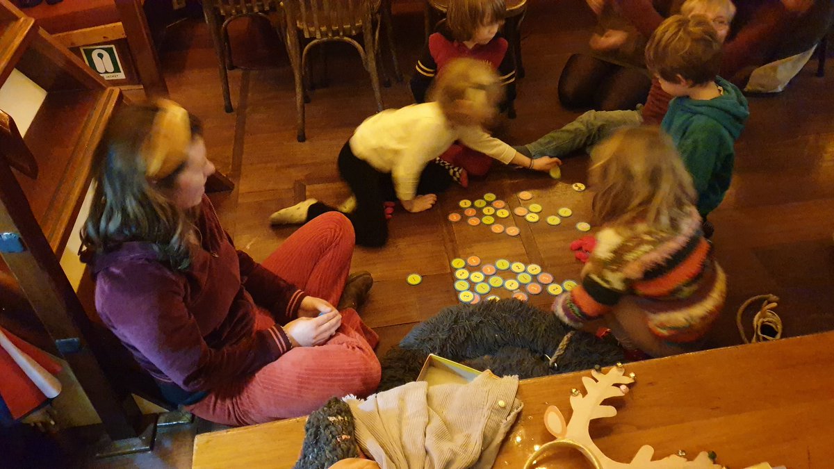 blas789's tweet photo. De kinderen spelen Dodelido een spelletje waarbij je een dier moet raden dat uitgebeeld wordt...
#Bontekoe #Terschelling https://t.co/DuumpgrsuY