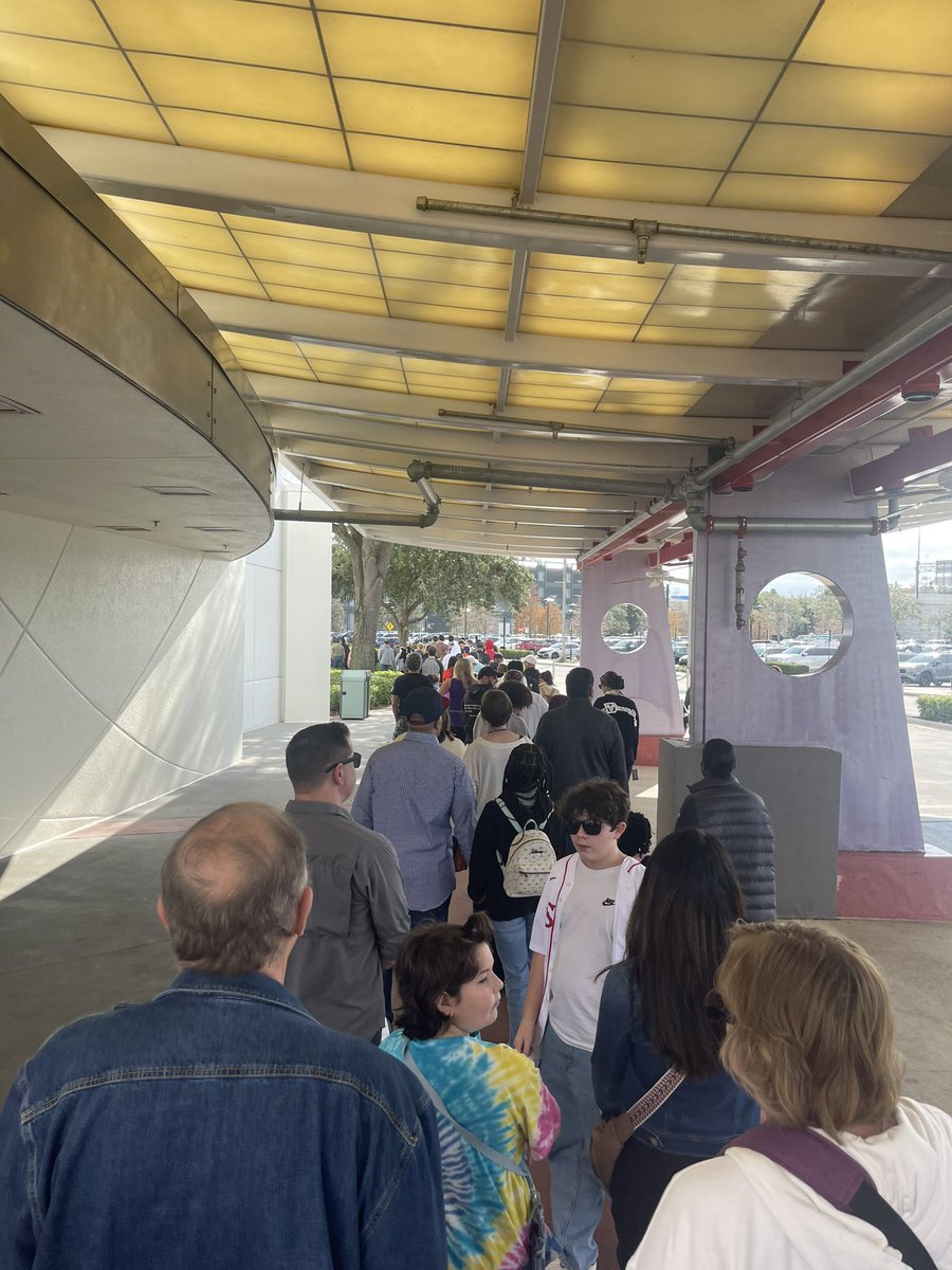Its 11:30 and this is the security line to get into Disney Springs from Surface Parking 😮