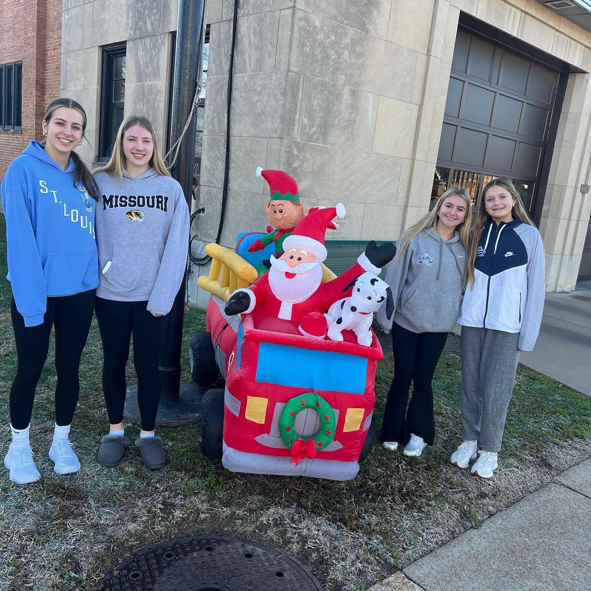 rockwoodthunder's tweet photo. Day 30: We have 2 drop offs today!!!! First up, 15 Elite!!! Some ladies from 15 Elite woke up early this morning to drop off donuts from Donut Drive In to @STLFireDept Engine House No. 31 🍩🚒 #shoplocal #rtvbcgivesback #daysofgiving https://t.co/uNEGIPVkCg