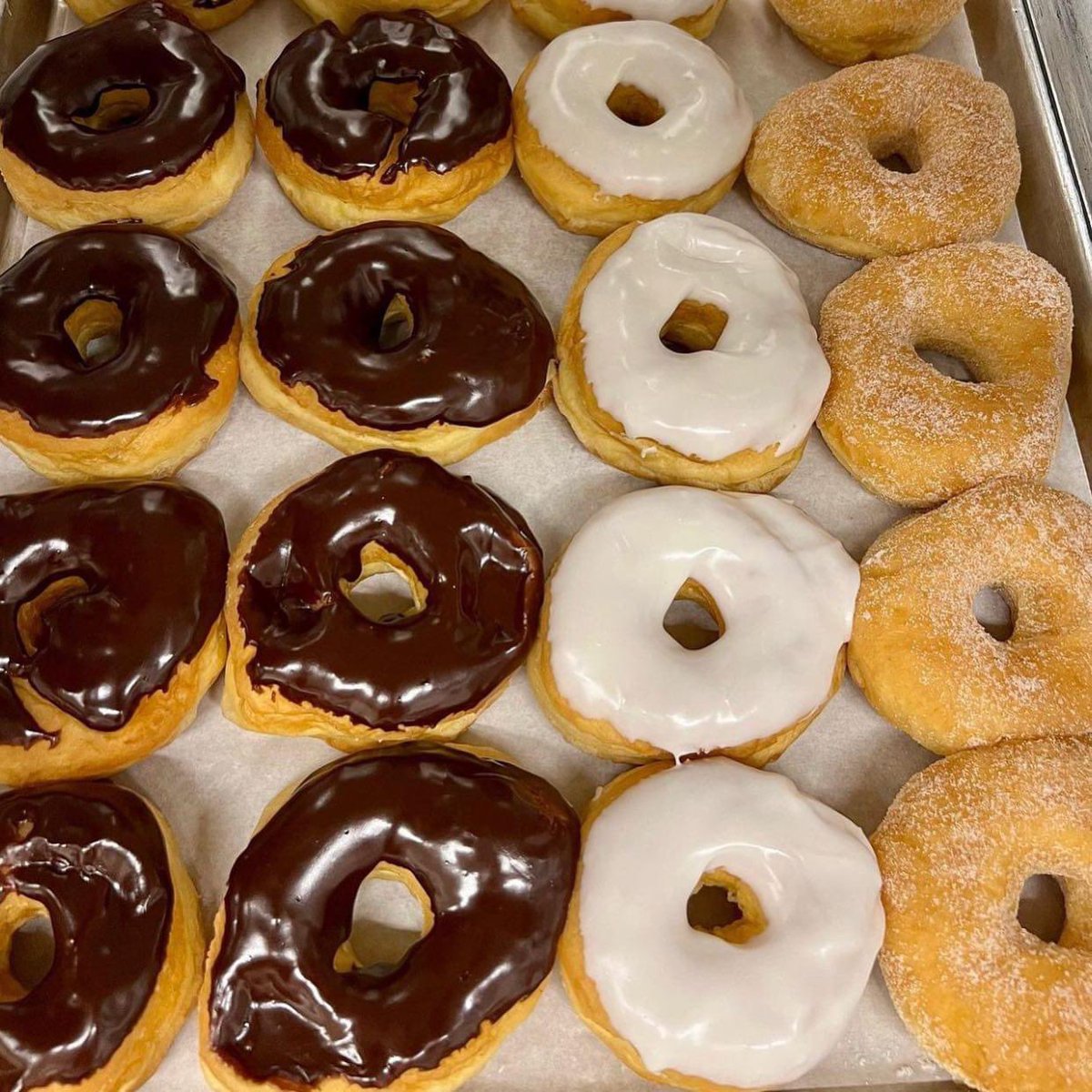 rockwoodthunder's tweet photo. Day 30: We have 2 drop offs today!!!! First up, 15 Elite!!! Some ladies from 15 Elite woke up early this morning to drop off donuts from Donut Drive In to @STLFireDept Engine House No. 31 🍩🚒 #shoplocal #rtvbcgivesback #daysofgiving https://t.co/uNEGIPVkCg