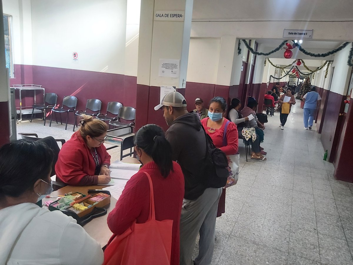 MinSaludGuate's tweet photo. El #MSPAS continúa con el fortalecimiento de la atención a la población guatemalteca en servicios de salud, prueba de ello es la implementación de las Unidades de Información en Salud y Atención al Usuario - #UISAU - en los 48 hospitales de la red nacional. 🏥💯 https://t.co/PuFhw3Bje1