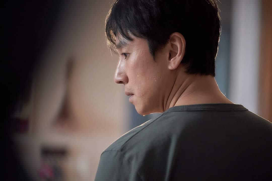 wpdlatm10's tweet photo. 김중기

장지에서 배웅하고 돌아왔지만, 추모를 끝내기가 쉽지 않을 것 같습니다. 
페친들이 기원하는 선균이의 유작개봉에 마음을 보태며, 한국영화감독조합의 글을 공유합니다.

[이선균 배우, 추모의 글]

어느 시인의 어머니가 지병으로 세상을 떠나면서 아들에게 남긴 것으로 보이는 글이 있다. 그 글 어느 중��에 ‘나는 뜻이 없다. 그런걸 내세울 지혜가 있을 리 없다. 나는 밥을 지어 먹이는 것으로 내 소임을 다했다. 봄이 오면 여린 쑥을 뜯어다 된장국을 끓였고 여름에는 강에 나가 재첩 한 소쿠리 얻어다 맑은 국을 끊였다. 가을에는 미꾸라지를 무쇠솥에 삶아 추어탕을 끓였고 겨울에는 가을무를 썰어 칼칼한 동태탕을 끓여냈다. 이것이 내 삶의 전부다.’ 이처럼 성실히 일해 일군 것으로 자식을 먹여 기르는 데에 소임을 다했다는 한 어머니의 경건한 소회 앞에 부박하기 그지없는 세상을 두고 황망히 홀로 떠나간 이선균 배우를 떠올려본다. 배우의 소임은 한 인간이 자신이 온몸으로 겪고 느낀 것들을 켜켜이 마음 한 곁에 쌓아두었다가 카메라 앞에 그간의 삶을 바쳐 꺼내어 놓는 일이 아닐까 한다. 이것만으로도 그는 이미 자기의 소임을 다했다.

감독에게 배우��� 서로 숙명 같은 존재다. 그런데 우리는 지금 사랑하는 사람을 잃었다. 이 애통함을 변변찮은 글로 추모하는 일이 무슨 의미이겠냐만은 그래도 더 늦기 전에 그를 부서지라 껴안고 애썼다는 말을 건네고 싶다.

이선균 배우는 정말로 한 계단, 한 계단 단단히 자기의 소임을 다하며 힘차게 정상의 계단을 올랐다. 그가 그간 쌓아 올린 작품들 이력만 보아도 그 어디에도 하루아침에 라는 게 없었다. 그는 데뷔 초반 7년간의 오랜 무명 생활을 떨치고 굵직한 드라마로 세간에 주목을 받았지만 인기에 연연하지 않고 상업영화와 독립영화 가리는 것 없이 자신을 필요로 하는 자리에 가서 날개를 펼쳤다. 오랜 인연의 부탁에 기꺼이 우정 출연과 무보수 출연을 마다하지 않았고 큰 명성을 기대할 작품에 상대 배역을 빛나게 해주는 것에 절대 인색하거나 과욕을 부리지 않았다. 그래서 상대적으로 과한 연기가 드물었던 배우. 그래서 더 용감했던 배우였다. 늘 그가 출연한 작품에 상대 배우들은 이선균 배우 때문에 더 반짝였다. 어디 그뿐인가? 그는 무명의 배우들을 부득부득 술자리에 데려와 감독들 앞에 자랑하기 바빴다. “감독님. 이 친구 정말 연기 잘해요. 진짜라니까요? 꼭 한 번 같이 작업해 보세요. 진짜요.” “감독님! 이 선배 진짜 진짜 연기 잘해요. 같이 작업하면 너무너무 좋을 것 같아요.” <진짜 진짜> <너무너무>를 연발하며 충만한 감정 표현을 해대던 그의 목소리가 아직도 귓가에 선하다. 이렇게나 감정이 충만했던 그였으므로 카메라 앞에 작은 몸짓과 한숨 하나로도 적확한 감정을 전달하는 훌륭한 배우가 될 수 있었음을 짐작한다. 우린 그런 그를 잃은 것이다.

그의 범죄혐의가 확정되기도 전에 피의사실이 공표 되었고, 구체적인 수사 ���황과 확인되지 않은 혐의가 실시간으로 보도 되었다. 이에 감독조합은 깊은 유감을 표하며, 이 과정에서 ���가 겪었을 심적 부담감과 절망감을 이루 헤아릴 수 없다.

그가 우리에게 남긴 작품들은 오롯이 그의 소임이 만든 업적들이다. 카메라 앞에서 그가 받쳤던 성실한 연기는 생전에 매 순간 충실히 겪어온 그만의 삶의 응축물들이다. 언 땅을 녹이고 움트는 새싹처럼, 더운 날에 한 점 소낙비처럼, 낙엽 쌓인 길에 부는 바람처럼, 소리 없이 고요히 내리는 눈처럼, 그토록 충실한 얼굴로 우리에게 오는 것이다.

우리는 그를 끝내 지켜주지 못했다. 삶을 던져 카메라 앞에 물질화되어 작품으로 영원히 남겨지는 배우의 숙명을 지켜주지 못한 것이 미안하고 또 미안할 뿐이다. 비통하다. 이제 와 부끄럽지만 이런 비극이 다시는 일어나지 않도록 우리도 반드시 힘을 보태겠다. 고민하겠다.

故 이선균 배우의 영면을 기원합니다.

2023.12.30.
DGK(한국영화감독조합) #이선균 #이��균유작개봉 #탈출 #행복의나라