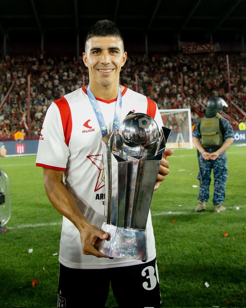 Veronismo11's tweet photo. Qué lujo haber tenido 3 años a semejante jugador con nuestra camiseta. 
Jugó para los que saben de fútbol.

Estudiantes es tu casa. Hasta la vuelta, campeón. https://t.co/3lOOxRzqI5