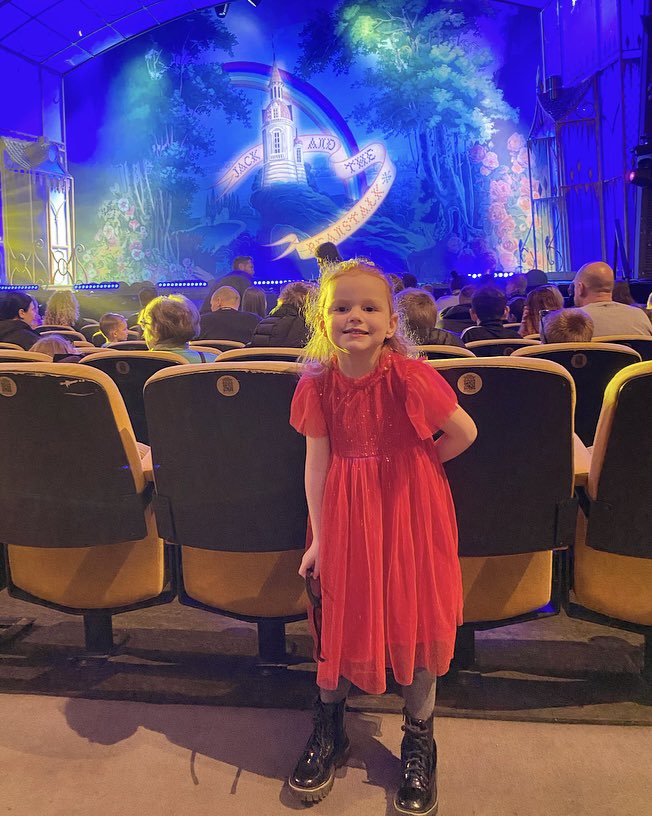 Lisa_Needers's tweet photo. The BEST show!! Thanks so much for all of the laughs. Savannah loved it. @Jonny_Wilkes did it again!! @RegandVic https://t.co/VaZEaPGTbX