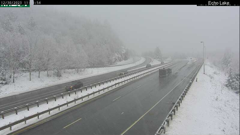 Its looking more like winter around Franconia Notch this morning. Upsloping snow showers continue today, leading to a couple of inches. Air and wet-bulb temperatures fall into a favorable range across the entire mountain later today. Smt down in the lower 20s. @SkiNewHampshire