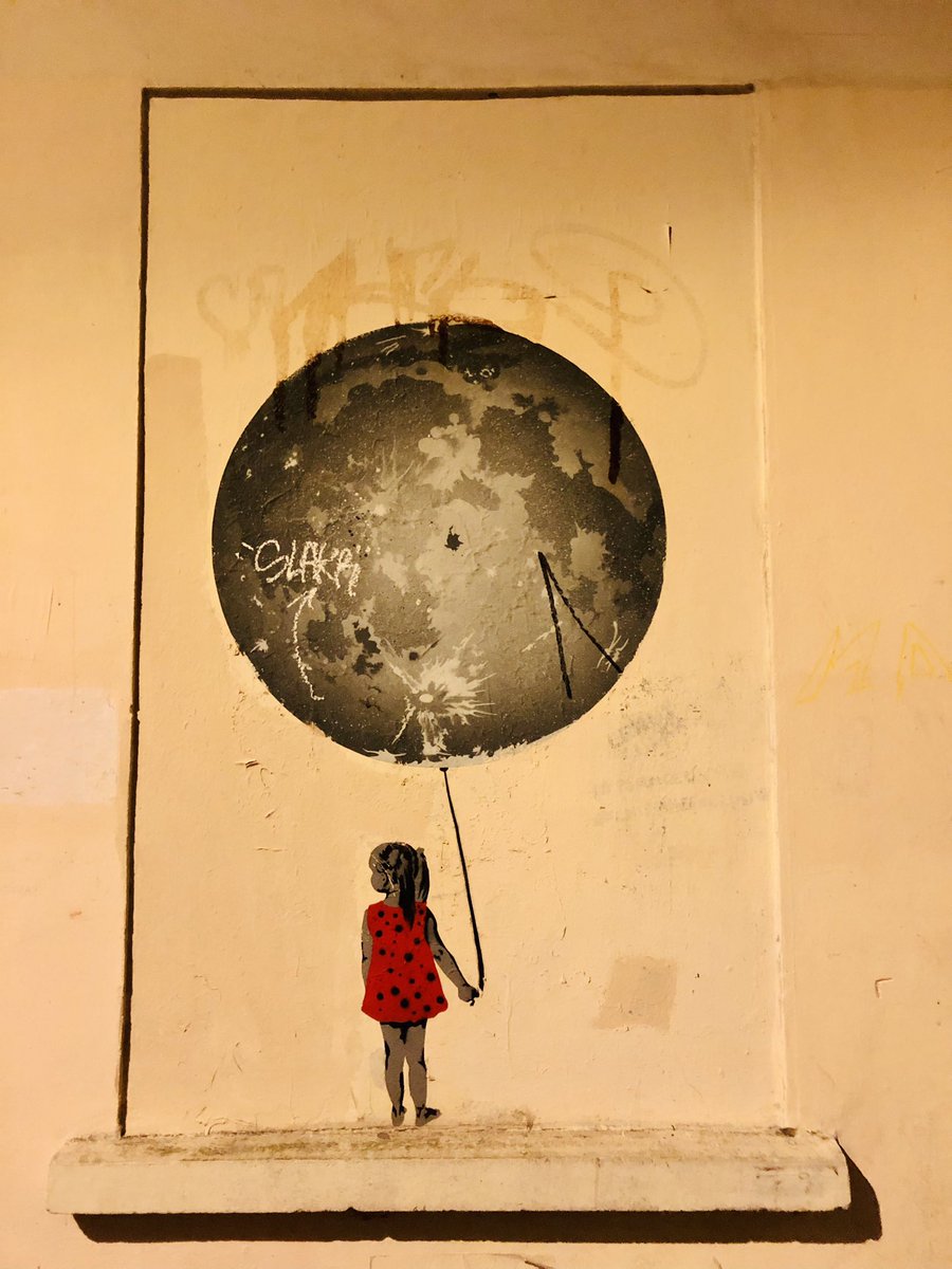 PhotosParis18's tweet photo. Montmartre #paris18 streetart - la terre ou gros ballon https://t.co/1IlWmWmULk