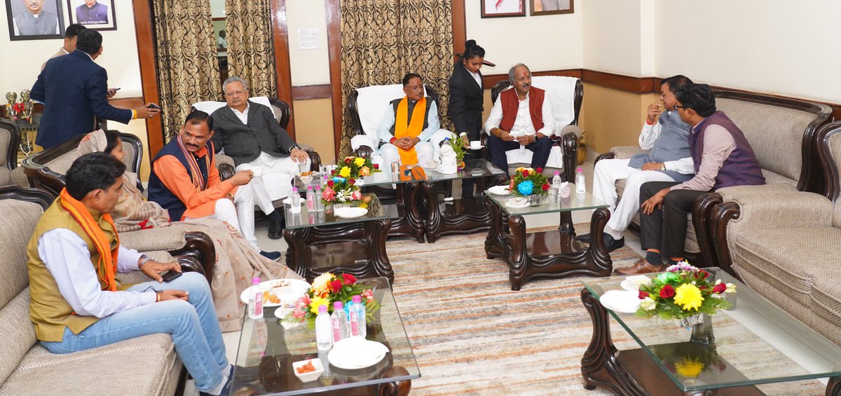 brijmohan_ag's tweet photo. मंत्रियों के बीच विभाग आबंटन के पश्चात आज पहली बार मुख्यमंत्री श्री @vishnudsai जी के निवास पर मंत्रिमंडल के साथियों की बैठक हुई। इस बैठक में माननीय विधानसभा अध्यक्ष श्री @drramansingh जी की विशेष उपस्थिति रही।
इस बैठक में राज्य के विकास योजनाओं को तेज गति से आगे बढ़ाने के संबंध में चर्चा हुई।