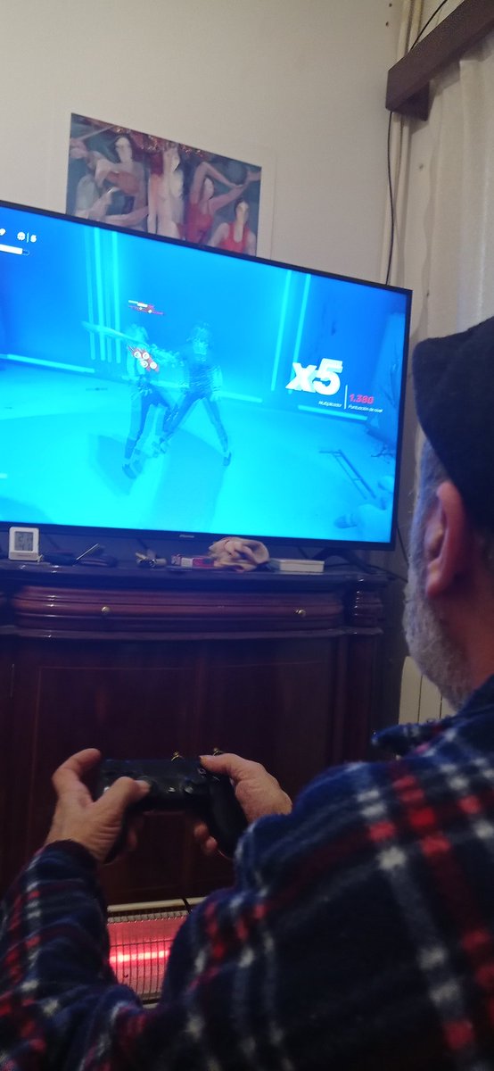 CaboCadillo's tweet photo. Mi padre, fan de Bruce Lee y películas de artes marciales pasándose @SifuGame. Al mando le quedan tres runs más para tirarlo a la basura! Que gozada es disfrutar de los videojuegos con tu padre! 💚🎮 https://t.co/q1kKyDhl8t