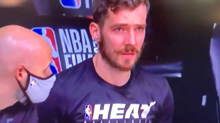HeataoMil_grau's tweet photo. Tim Reynolds, jornalista famoso dos EUA e ligado ao Heat, revelou hoje um momento de bastidores de Goran Dragic nas Finais de 2020, na bolha.

Eu estou em cacos. Vamos lá…

O que aconteceu foi o seguinte: como todos sabemos, Dragic se machucou no jogo 1 das finais, Fascite plantar era o diagnóstico, a previsão era de mais de um mês fora. Obviamente não iria voltar para a série.

O Heat se via perdendo de 3-2 para o Lakers. Era o jogo 6, fundamental. Goran Dragic queria ir pro jogo. Mesmo não conseguindo pisar direito no chão (quem teve fascite plantar tá ligado) e indo contra os médicos de Miami, ele foi pra partida. Obviamente estava sem condições.

O Miami Heat perdeu. Lakers campeão.

Ao sair da arena para voltar pra casa depois de quase 2 meses isolado na bolha da NBA, Dragic, com os olhos marejados, falou para Reynolds:

“Pode fazer algo por mim? Fala pros torcedores que nós realmente tentamos esse título. Me desculpa. Eu realmente tentei.”

Após o desabafo, Dragic saiu inconsolável, chorando ao lado de Jimmy Butler, seu principal amigo dentro do elenco do Miami Heat.

O destino podia ser um pouco mais amigo da gente. Que merda, cara. 💔