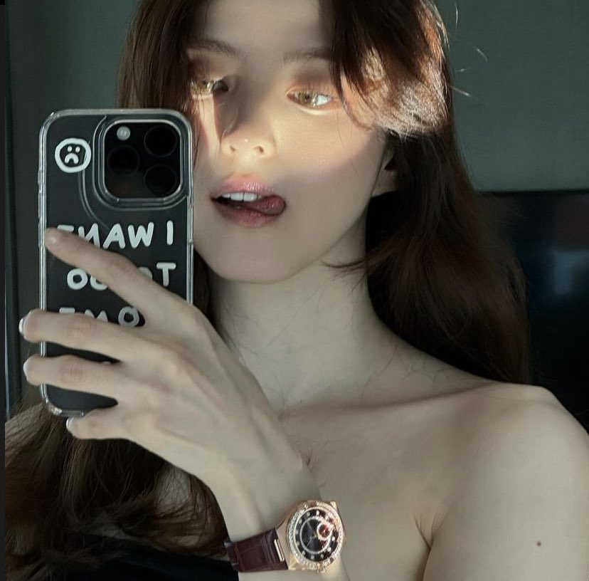 `` ~ ୨୧ ♡ . . .  또 다른 사진은 후면 카메라를 활용해 거울 앞에서 포즈를 취한 모습이다.  나는 내 기분과 즐거움을 표현하기 위해 많은 스타일을 사용합니다.