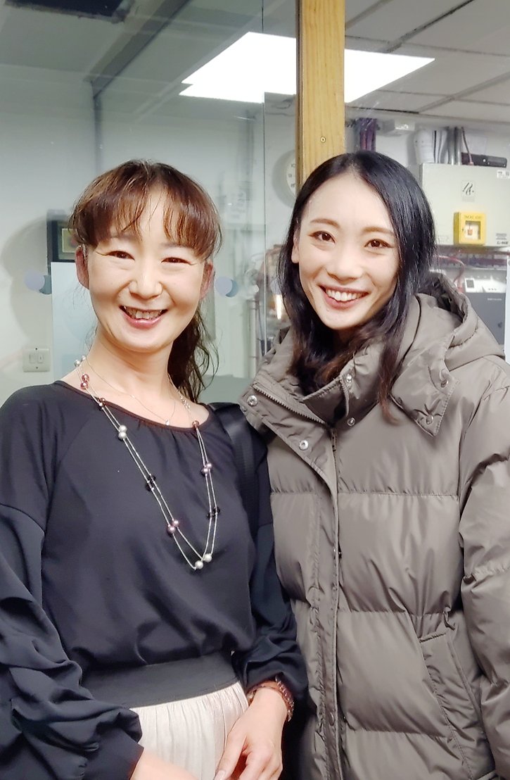 balletoneYOKO's tweet image. 楽屋口で、万璃子ちゃん、ジョセフ、ジャコモと。こういうシチュエーションだと緊張して英語力ゼロどころかマイナスになる私……💧

お花は万璃子ちゃんにプレゼントしたブリザーブドフラワー。金平糖のイメージで作ってもらったオリジナルです🌹✨

 #YOKOUK2023 #ROHNutCracker