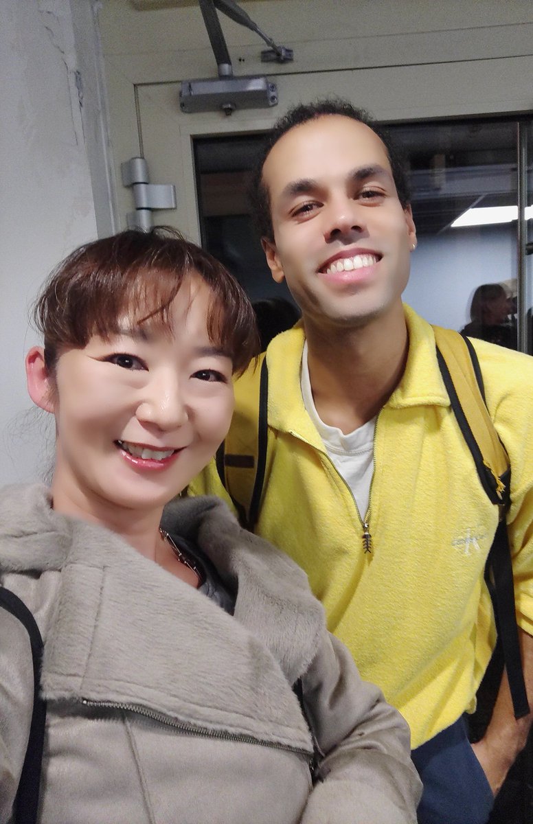 balletoneYOKO's tweet image. 楽屋口で、万璃子ちゃん、ジョセフ、ジャコモと。こういうシチュエーションだと緊張して英語力ゼロどころかマイナスになる私……💧

お花は万璃子ちゃんにプレゼントしたブリザーブドフラワー。金平糖のイメージで作ってもらったオリジナルです🌹✨

 #YOKOUK2023 #ROHNutCracker