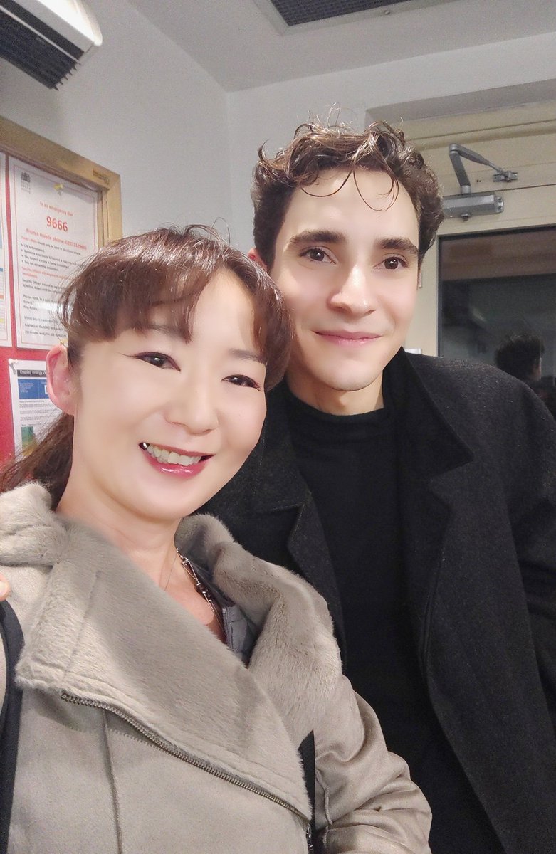 balletoneYOKO's tweet image. 楽屋口で、万璃子ちゃん、ジョセフ、ジャコモと。こういうシチュエーションだと緊張して英語力ゼロどころかマイナスになる私……💧

お花は万璃子ちゃんにプレゼントしたブリザーブドフラワー。金平糖のイメージで作ってもらったオリジナルです🌹✨

 #YOKOUK2023 #ROHNutCracker