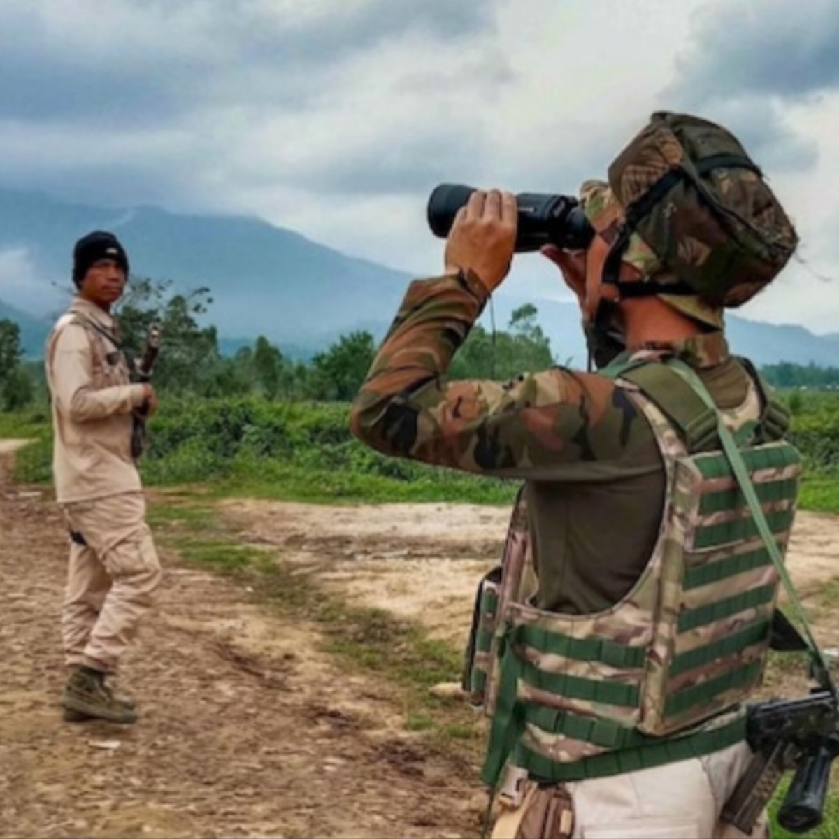 shorts_91's tweet photo. Security forces ambushed in #Moreh, Manipur. Unidentified gunmen attack police convoy using #IED. One officer injured, ongoing gunfight reported.

Read more on- https://t.co/oRaP5ODMdH

#ManipurSecurity #ManipurViolence #Manipur #PoliceOfficerInjured #ManipurSecurityForce https://t.co/aTQrVbQ0yO