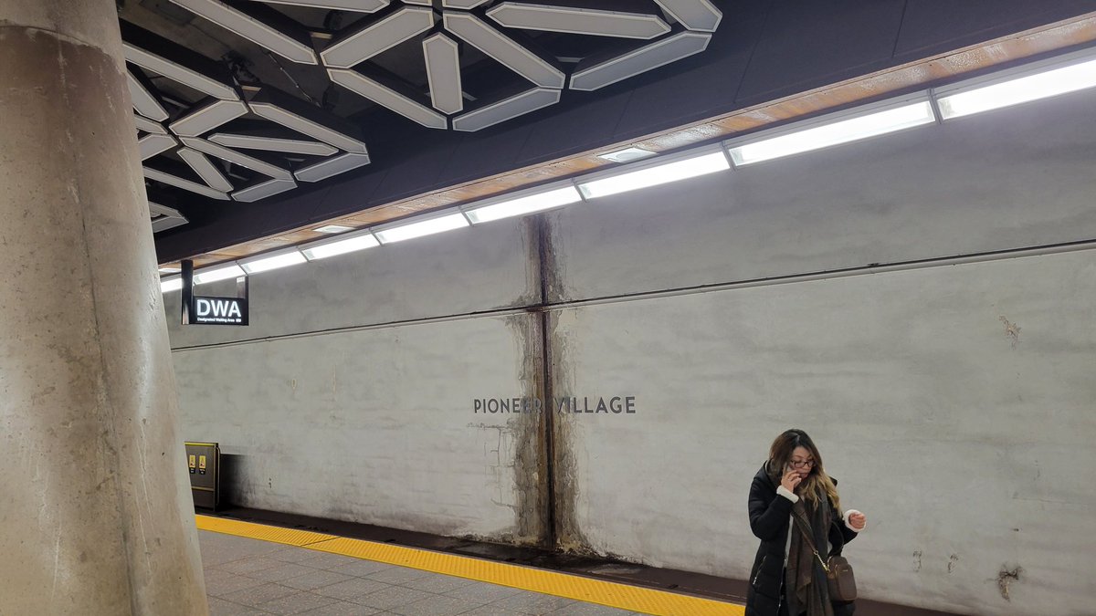TransitThinker's tweet photo. The water, rust stains, missing and broken displays are not good. The TTC really needs better maintenance https://t.co/9t6Aih0k2E