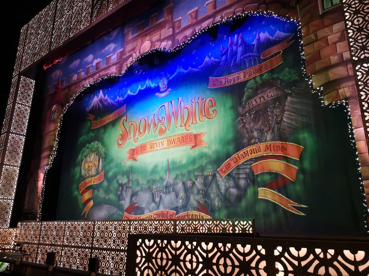 Wow wow wow! Absolutely fantastic afternoon out at @TheWaterside1 seeing @Andyshowbiz in panto. Loved @LeonCraig1 as the Dame. Amazing outfits, songs and full of fun. How they all have the energy for this many shows I don't know! 10/10