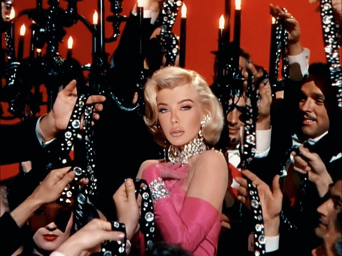 A glamorous good morning to you ✨ https://t.co/eiFz9F2mYs