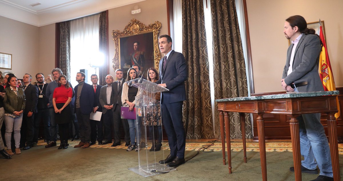 📷 Hoy se cumplen cuatro años de estas imágenes. La firma del primer Gobierno de coalición (atención a la segunda y tercera fotografía).