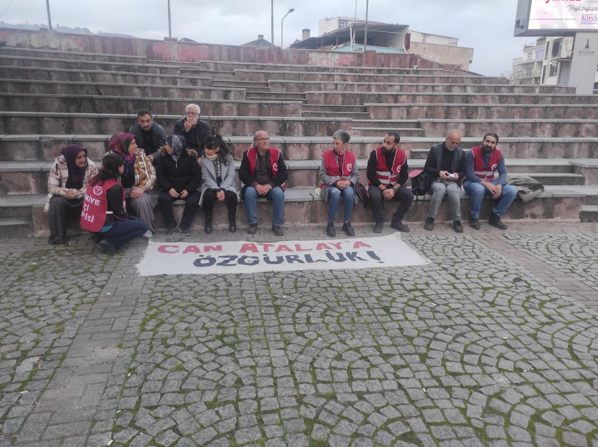 Hatay milletvekilimiz Can Atalay'ın tutukluluğunun 228. gününde Bergama sokaklarındaydık.

Direnen Agrobay işçilerinin desteğiyle birlikte gerçekleştirdiğimiz basın açıklamasında, #CanAtalayaÖzgürlük talebimizi yineledik.