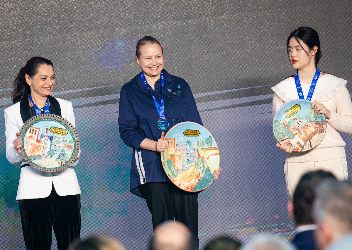 Someone looks happy with their plate! 😁

📷: Lennart Ootes
#chess #womeninchess #RapidBlitz