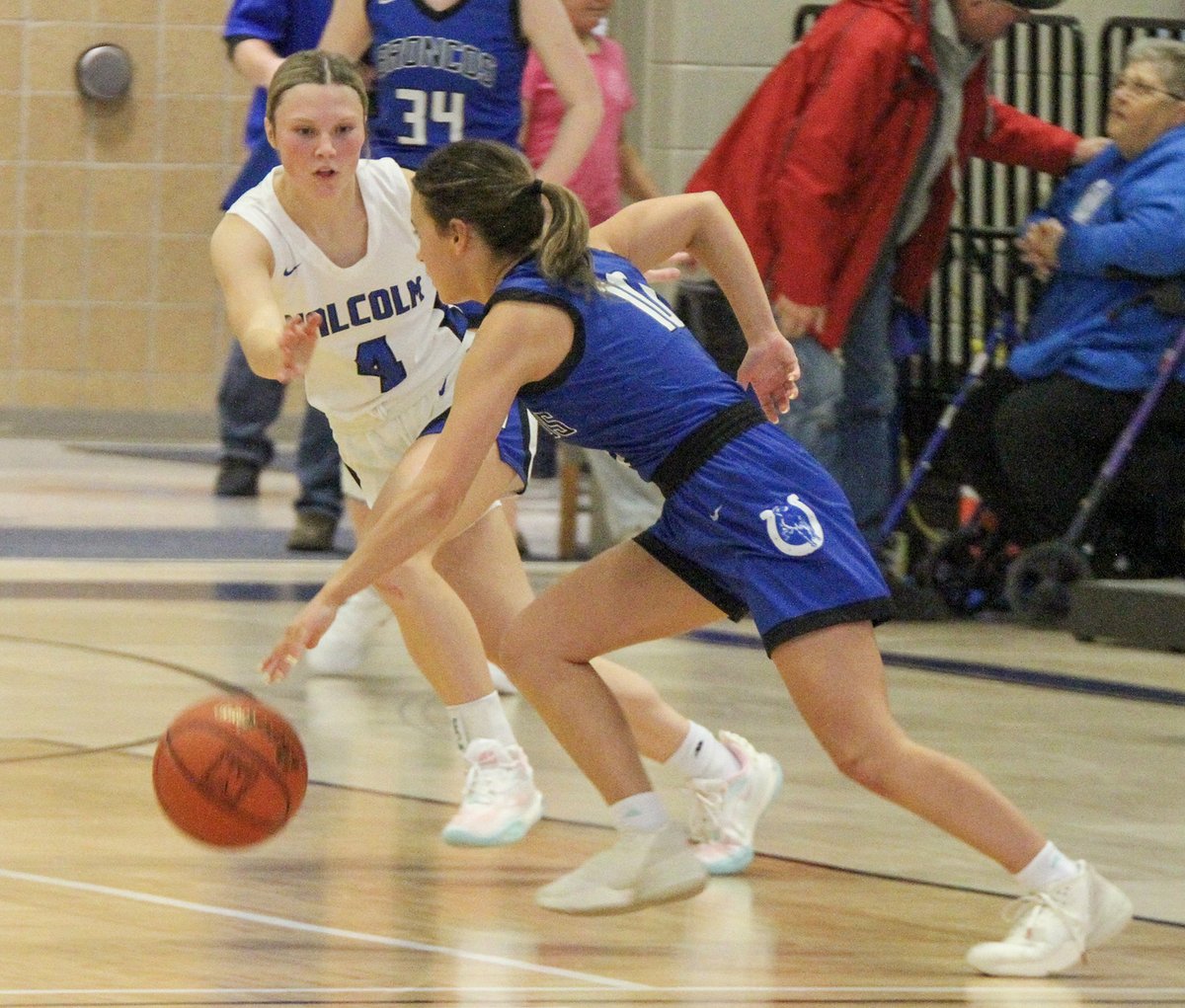 SCIStephanie's tweet photo. GBB: @schultzmadisonn of @GbbMalcolm holds her defensive position against @EllaWambold of @CPS_GBB Dec. 29. #malcolmclippers #broncoblue #defensivefocus #scenesfromyesterday https://t.co/wpHwz7BzT5