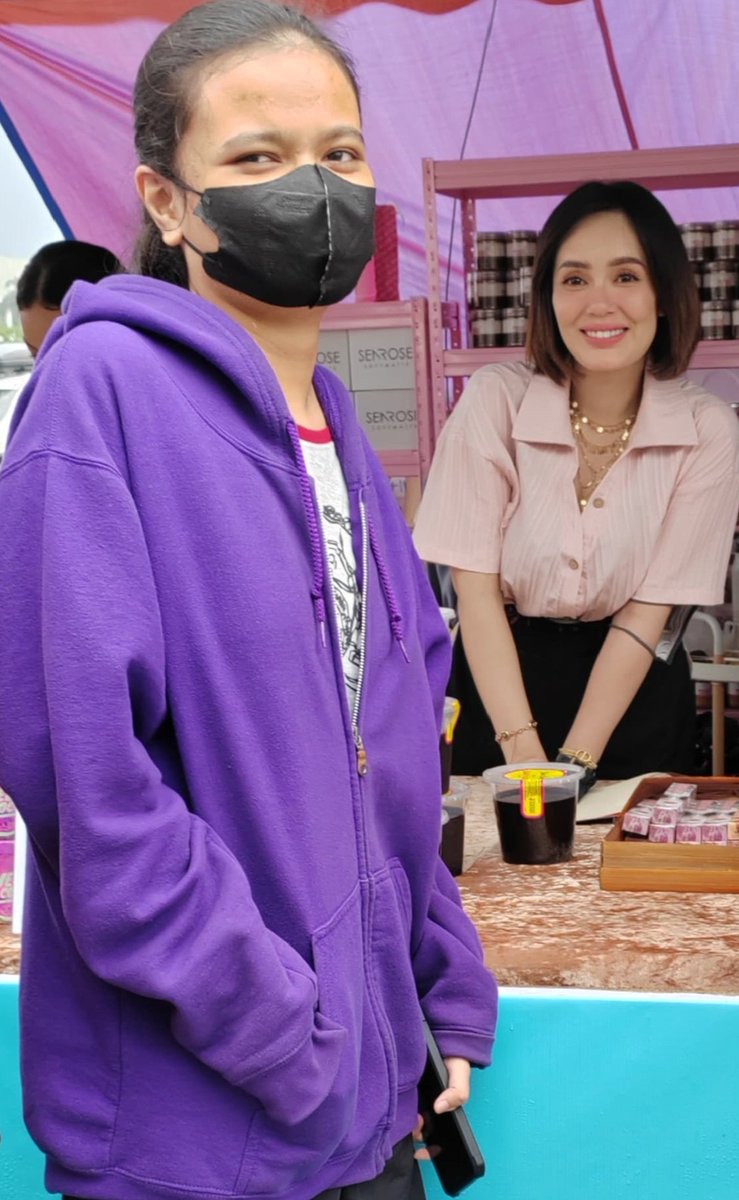 Shazleen1907's tweet photo. Penutup tahun 2023,Finally first time dpt bergambar ngn my fav actress since 2019 Kak Usha @Uqashasen at Absolut Food Fest siap dpt autograf lg Kak Usha dhla humble,cam Barbie doll lawa giler pastu kita beli Baby Cakes dia,dtg from Perak,Kuala Kangsar tau n lahir bulan 7 jgk.. https://t.co/D4H5t8ebBi
