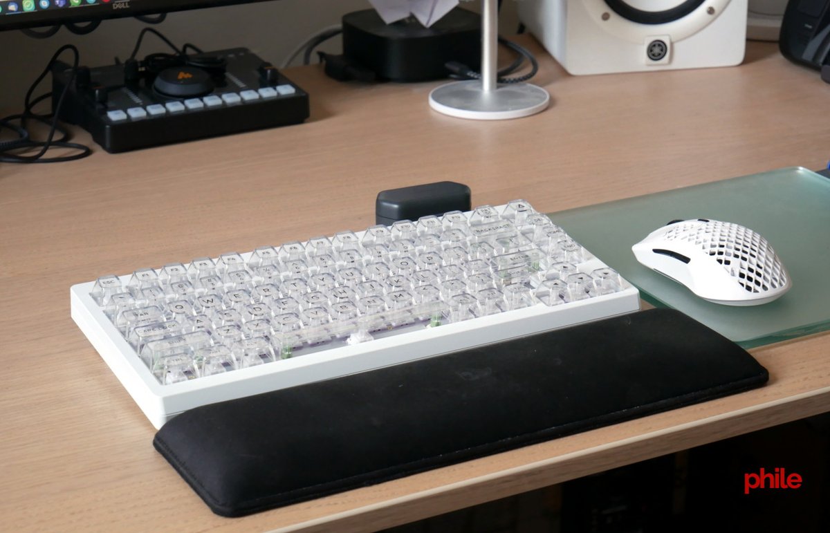 Soundphile_Rev's tweet image. Wait, it's already the 30th of December? Let's end the year with a new mechanical keyboard review! The KiiBoom Moonshadow 81 is a massive (literally: it weighs 2 kg!) keyboard with a lot to like.
Read the #review: soundphilereview.com/mechanical-key…