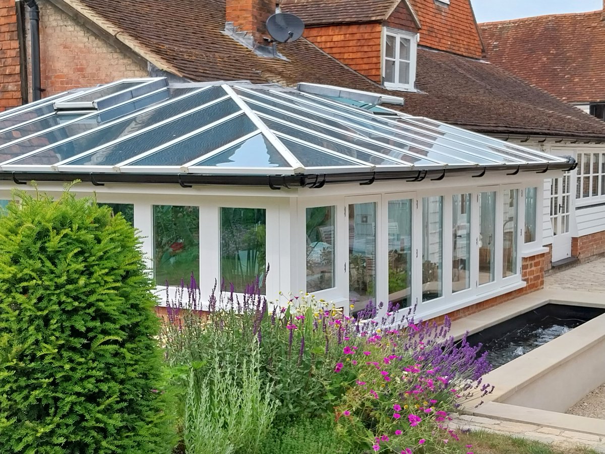 Decor_Superior's tweet photo. A busy year has just passed,  lots of exteriors,  lots of rain, several new customers which is always welcome, looking forward it seems to be just as busy! #decorating #happycustomer https://t.co/vjpkIsncTT