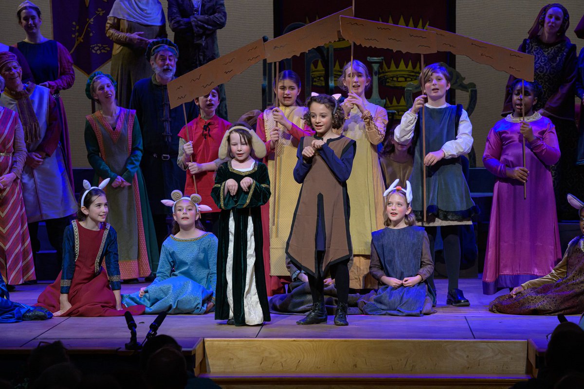 revelsdc's tweet photo. It’s the 6th Day of Christmas! Through on-demand #ChristmasRevels, bring our entire cast of merrymakers into your living room—they’re more fun and much tidier than six geese a-laying! 🪿 Get tickets here: https://t.co/SiIJM6FrGC
#ChristmasRevels #SixthDayOfChristmas #SirGawain https://t.co/XWCSgpHZpT
