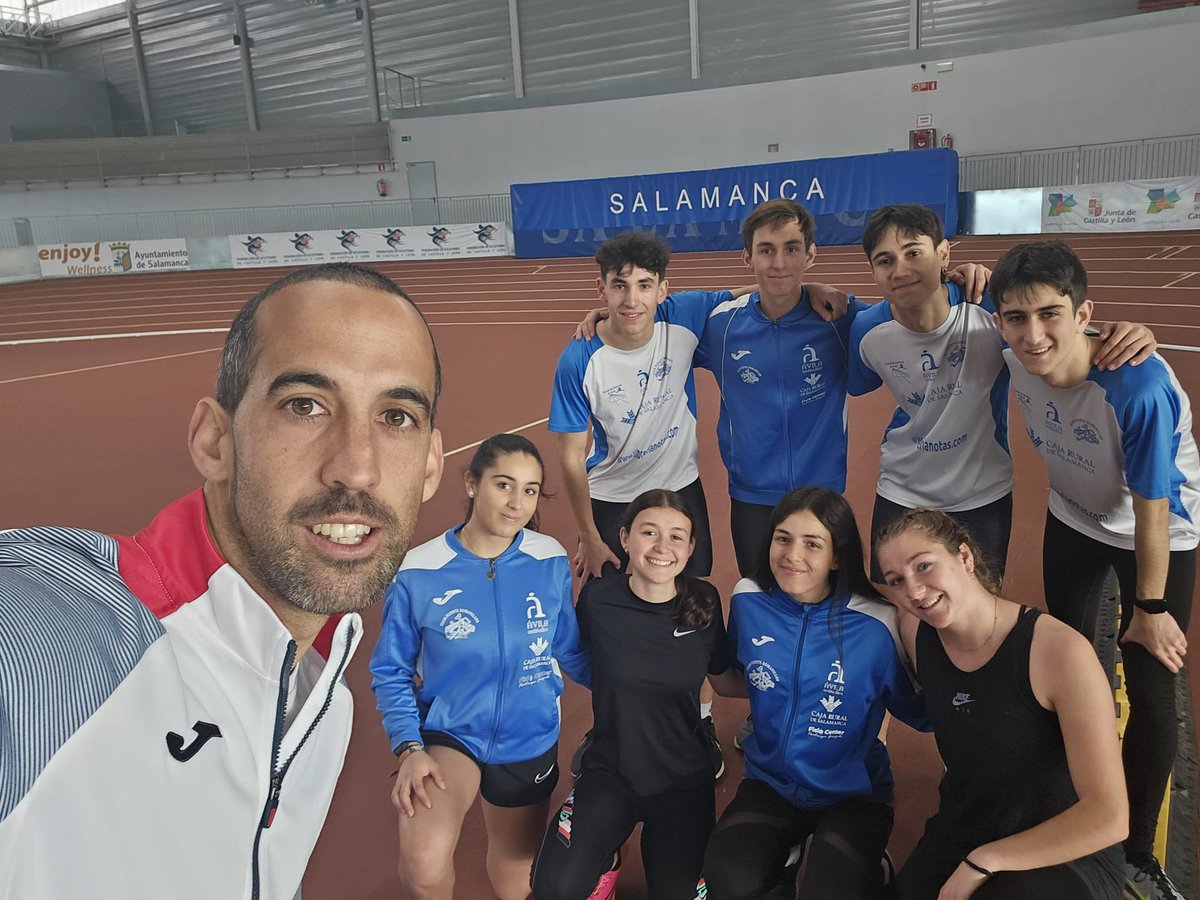 Hoy, un grupo de nuestros atletas y su entrenador <a href="/josesanto87/">JoseA.SantoDomingo</a> se tuvo que ir a entrenar a la PC de Salamanca. La falta de instalaciones y su mantenimiento, nos hace desplazarnos 100 km para entrenar. Esperemos que el 2024 venga mejor y no nos traiga recortes <a href="/CarlosLopezAv/">Carlos López Vázquez 🇪🇸</a>