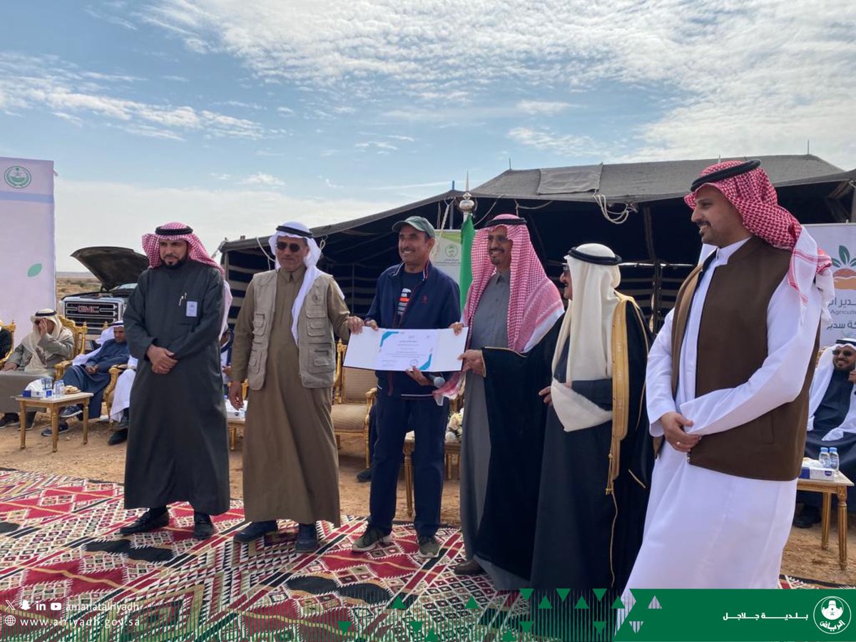 ضمن شراكاتها المجتمعية #بلدية_جلاجل تشارك في إعادة تأهيل منتزه وادي الباطن البري على هامش البرنامج العملي للتأهيل البيئي.
#أمانة_منطقة_الرياض