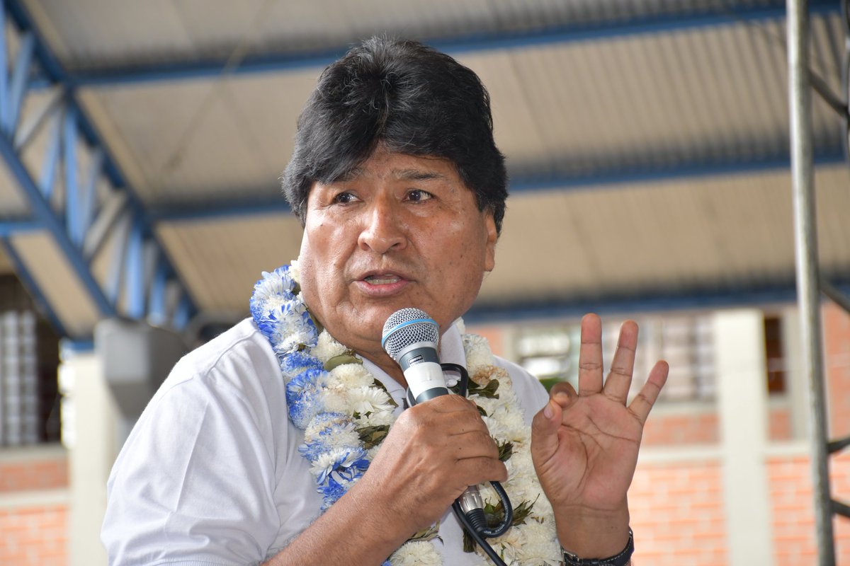 LeonardoLoza18's tweet photo. 2/2 Realizamos una amplia evaluación de la coyuntura política nacional e internacional, el ambito social y económico, aquí tomaremos nuevas medidas y determinaciones para recuperar nuestra #RevoluciónDemocráticaYCultural, para salvar nuestra #Patria. https://t.co/Yjkjd5uwmt