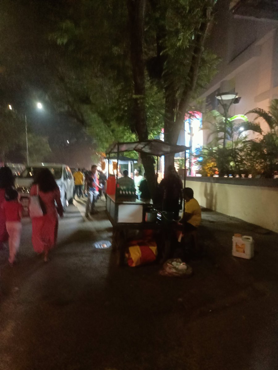 mahalep1's tweet photo. I had parked my two wheeler outside R Mall Ghodbunder Road within few minutes it was towed by @ThaneTraffic however it appears it cannot see icecream truck MH43 BG 5063 which is occupying huge space and just next to it @TMCaTweetAway cannot see vendors This is allowed?? No fine?? https://t.co/teB2FCwfTf