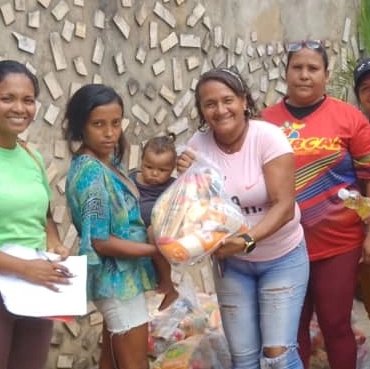 desdebolivar_'s tweet photo. #CiudadBolívar || Cumpliendo con el punto y circulo del CLAP "Carlos Manuel Piar" y el sector "Mi Campito", de la pquia. Agua Salada, gracias a la Gran Misión Alimentación llegaron a través de los Casa por Casa el despacho de #CombosCLAP, en atención directa de 3414 familias. https://t.co/GornsCCTpK
