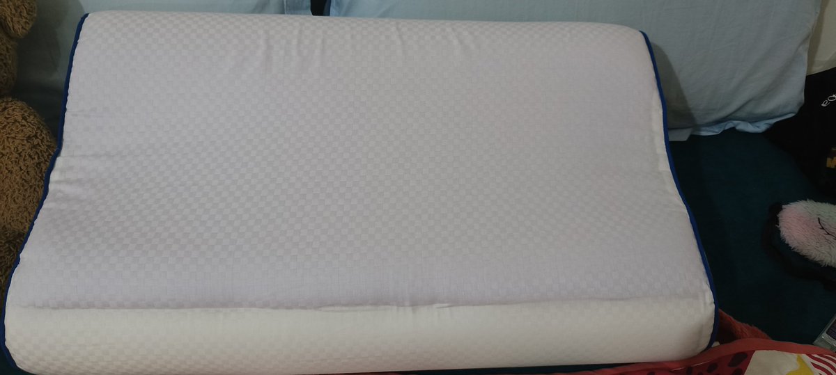 UDsPsychSpa's tweet photo. @Duroflex_world I bought this neck support pillow from the store. The pillow in display was a little dirty and not as clean as it supposed to be. It also is in 2 different colour. I assumed that it is a sample pillow and that's why 2 different color. (1) https://t.co/6LMIen1E79