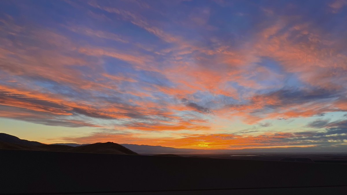 GetAfterIt4U's tweet photo. Sometimes you only get one shot to witness things while on an open road 🛣️ 🚗, &amp; when those moments are right in front of you (literally), commemorate ‘em to memory❤️.

Friday, 🏜️ thru ⛰️ - CA🌅
• TL - Mohave
• TR - Tehachapi
• BL - Keene
• BR - Rosedale

#CaliforniaMoments https://t.co/XIEYxSFqTD