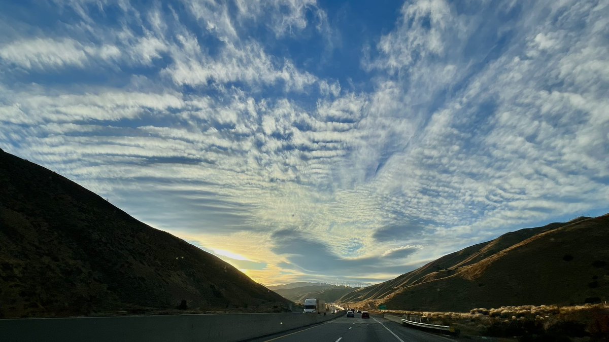 GetAfterIt4U's tweet photo. Sometimes you only get one shot to witness things while on an open road 🛣️ 🚗, &amp; when those moments are right in front of you (literally), commemorate ‘em to memory❤️.

Friday, 🏜️ thru ⛰️ - CA🌅
• TL - Mohave
• TR - Tehachapi
• BL - Keene
• BR - Rosedale

#CaliforniaMoments https://t.co/XIEYxSFqTD