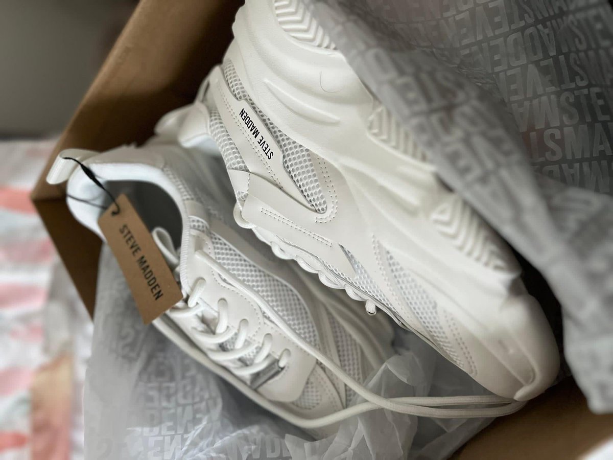 AdvoBarryRoux's tweet image. I am selling them, size 7 UK. It was meant for her birthday but she's no longer behaving. I am withdrawing my promise. Make an offer, retail value is R1699.